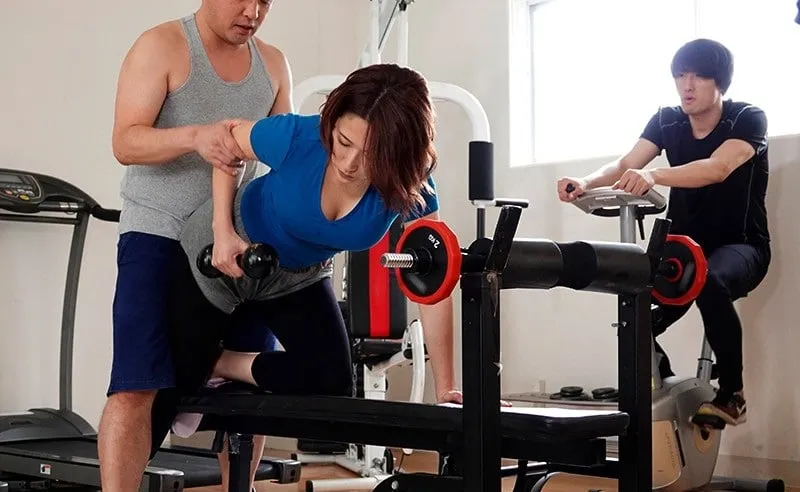 Người chồng phát hiện cô vợ lén lút với huấn luyện viên thể hình