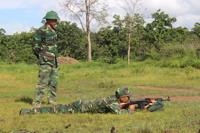 Bức ảnh đẹp nhất về chú bộ đội cầm súng