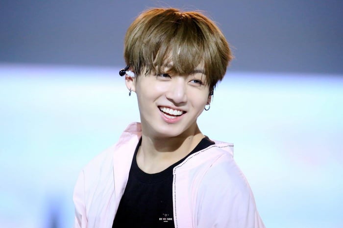 Khám phá vẻ đẹp cuốn hút trong nụ cười của Jungkook